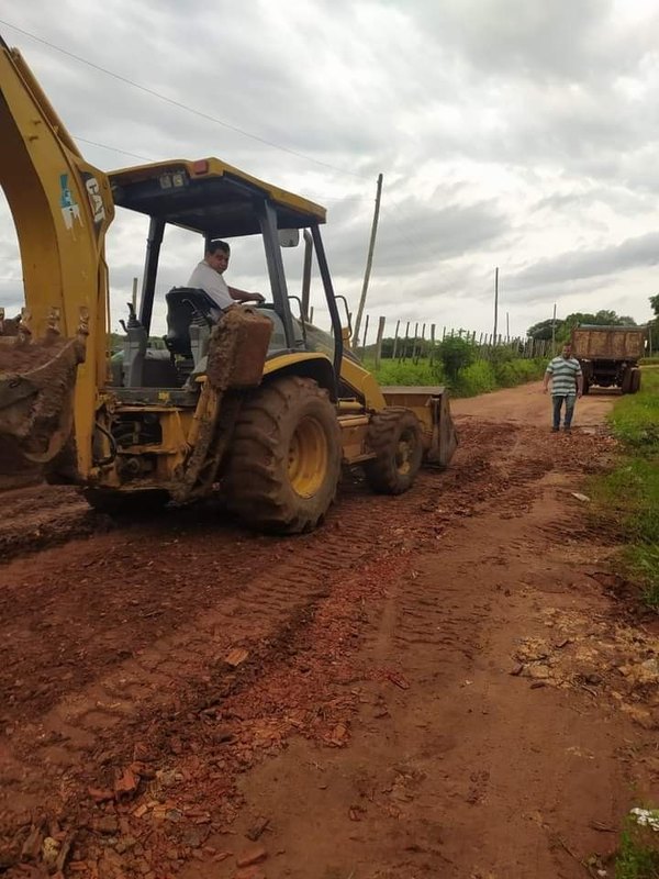 Crónica / Tractorista abrió el camino a tobateños