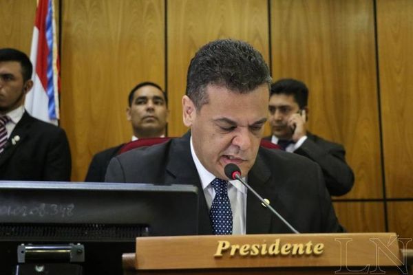 Haciendo gala de su haraganería, Robert Acevedo salva a Juan Ernesto Villamayor del voto censura