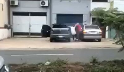 A plena luz del día, desconocidos intentaron raptar a una mujer - Nacionales - ABC Color