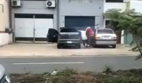 A plena luz del día, desconocidos intentaron raptar a una mujer - Nacionales - ABC Color