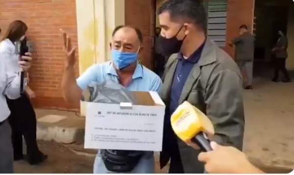 Hombre desesperado irrumpe en acto oficial y pide remedios para su hermano - ADN Digital