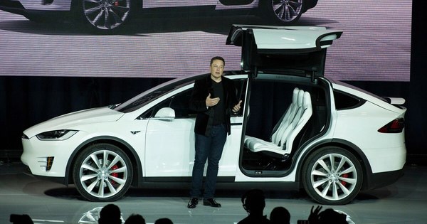 La Nación / Tesla retira del mercado 135.000 vehículos por fallas de seguridad