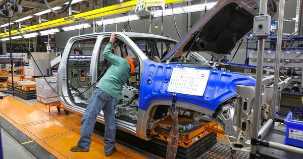 La Nación / General Motors frena tres plantas temporalmente por escasez de semiconductores