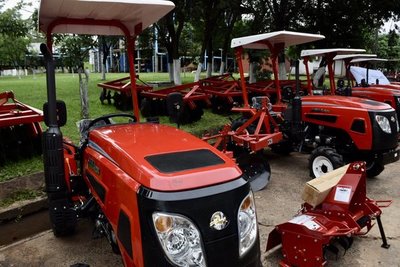 Gobierno ratifica apoyo a productores de caña de azúcar mediante entrega de maquinarias | .::Agencia IP::.