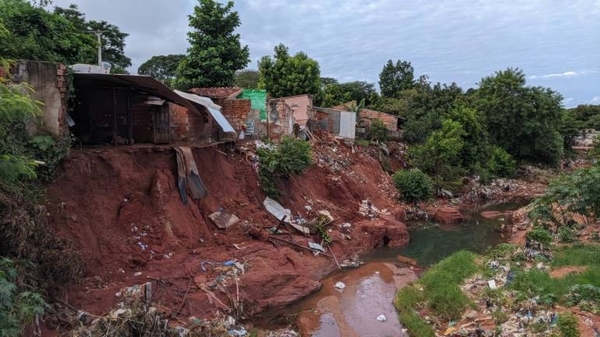 HOY / Derrumbe parcial de viviendas al costado de un arroyo tras la última tormenta