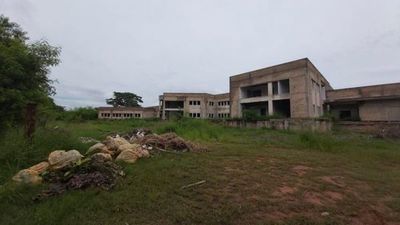 Obra abandonada del INAN es criadero de mosquitos y refugio de maleantes