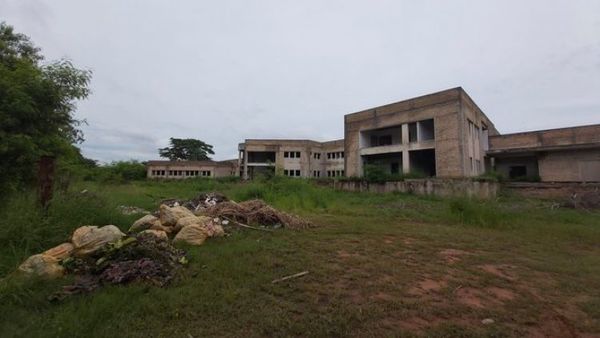 Obra abandonada del INAN es criadero de mosquitos y refugio de maleantes