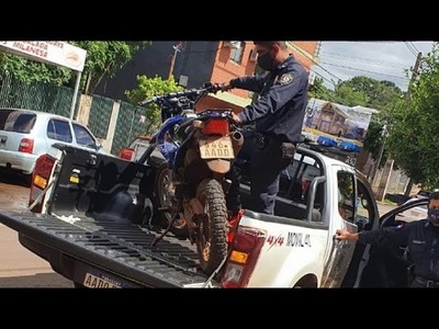 Motociclista hacía ''willy'' , se acostaba, soltaba el manubrio, y terminó en la comisaría