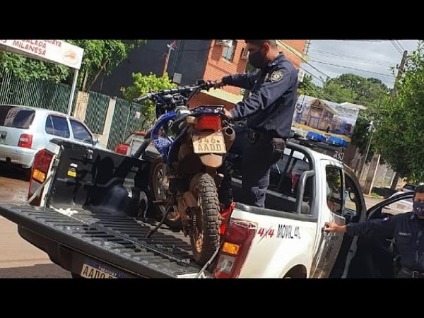 Motociclista hacía ''willy'' , se acostaba, soltaba el manubrio, y terminó en la comisaría
