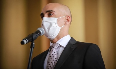 Ministro pide mantener las medidas sanitarias pese a la vacuna