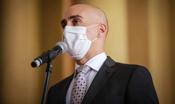 Ministro pide mantener las medidas sanitarias pese a la vacuna