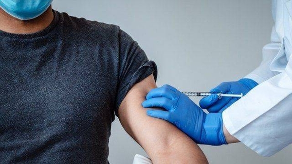 HOY / Investigadores dicen que una sola dosis de vacuna podría bastar para quien ya tuvo COVID-19