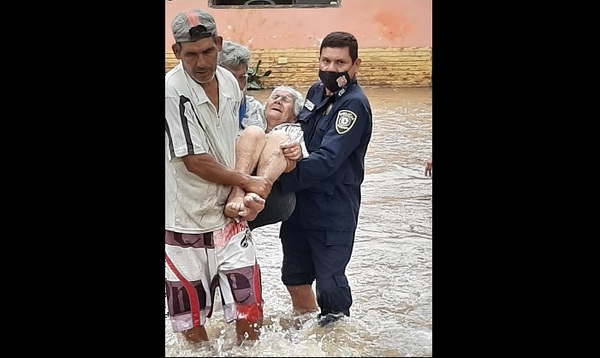 En Tobatí, rescataron a una abuelita que estaba aislada en su casa inundada