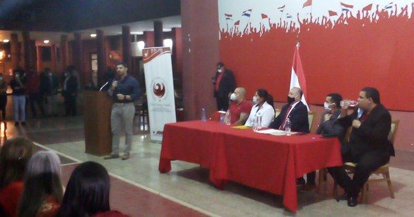 La Nación / Nenecho denuncia persecución a funcionarios que apoyan su rekutu