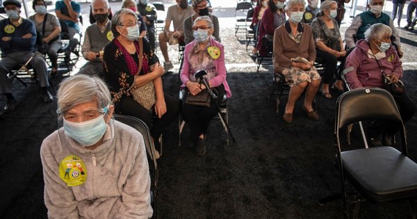 La Nación / Chile vacuna a 140.000 en la primera jornada masiva