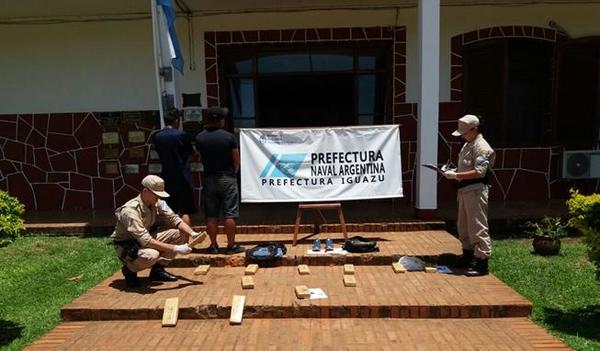 Detienen a dos MULAS con 10 kilos de marihuana en Argentina