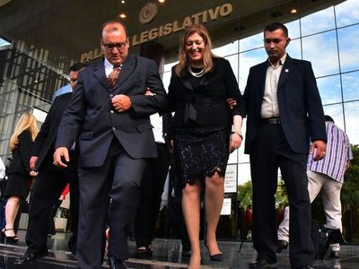 Con fuerte repudio, sociedad civil exige renuncia de fiscala general