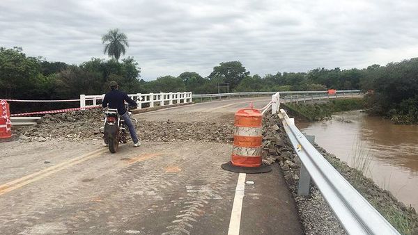 Puentes nuevos que se derrumbaron costaron G. 1.156 millones cada uno - Nacionales - ABC Color