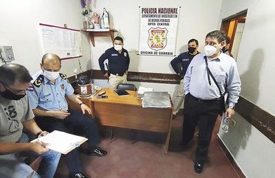 Caen tres policías por extorsión y la denunciante queda presa por estafa - Nacionales - ABC Color