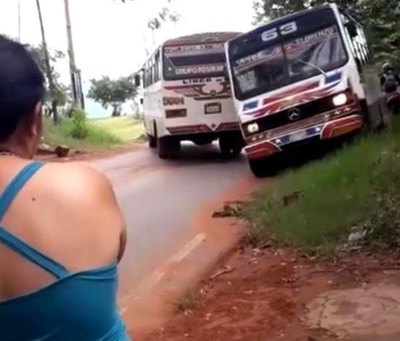 Crónica / Pelea de micros casi terminó en motoca arrollado