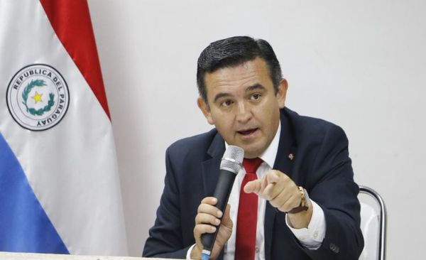 El ministro se cierra en sus ideas caprichosamente, reprocha docente