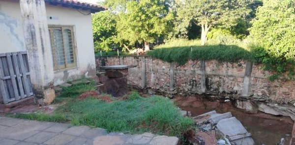 HOY / Vivienda a la vera del arroyo: “Vivimos en zozobra por el temor que todo se caiga”