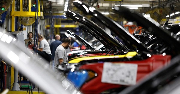 La Nación / EEUU: escasez de microchips afecta a industria automotriz