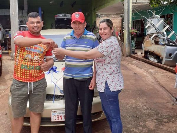 Le cumplió el sueño de tener auto a su papá