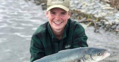 El aterrador momento en el que un tiburón casi le arranca una mano a un joven que estaba pescando - C9N
