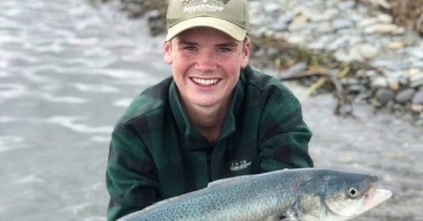 El aterrador momento en el que un tiburón casi le arranca una mano a un joven que estaba pescando - C9N