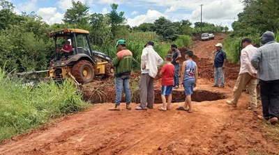Intensivos trabajos de reparación de caminos en Repatriación - Noticiero Paraguay