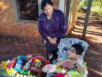 Profe vende juguetes para regalar a su hijo una compu por su cumple
