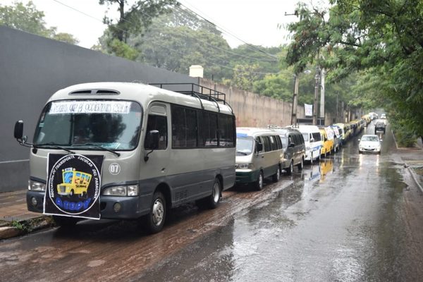 Transportistas aguardan que se apruebe aumento de cantidad de alumnos a trasladar