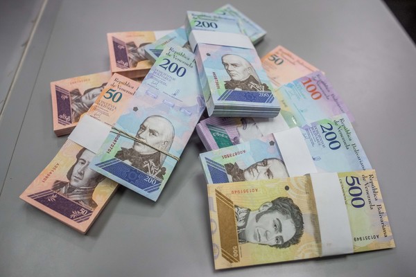 El bolívar de Venezuela se devalúa un 1,3 % cada día frente al dólar - MarketData