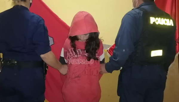 Detienen a una joven con objetos robados en su poder - Noticiero Paraguay