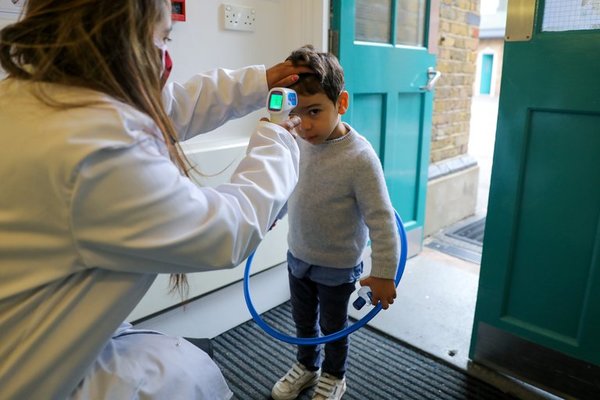 Reino Unido: Hasta 100 niños hospitalizados por semana por una extraña enfermedad que emerge tras recuperarse del COVID-19 - Megacadena — Últimas Noticias de Paraguay