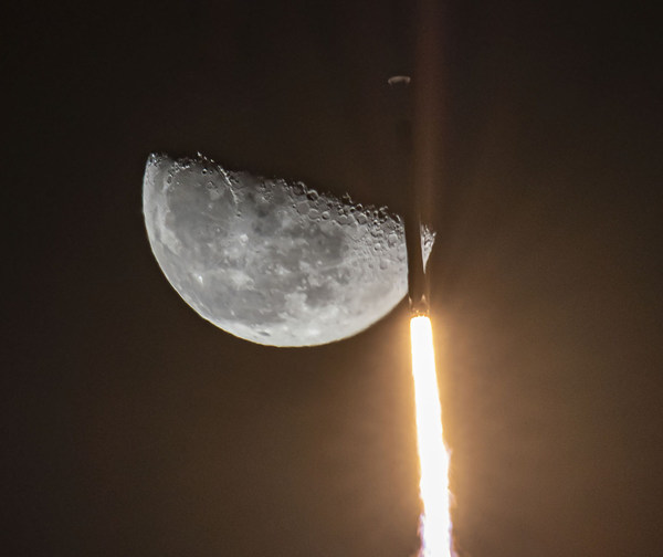 ¡Impresionante momento en que cohete de SpaceX pasa frente a la Luna!