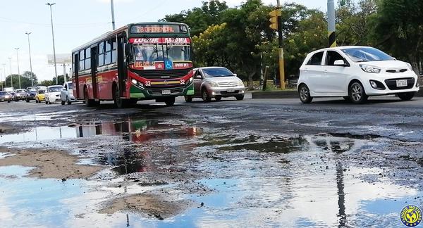 Maloliente cloaca y baches en acceso principal a Luque •