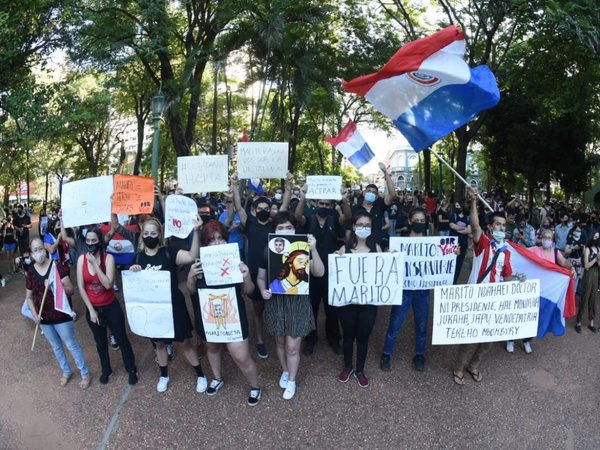 Manifestantes dicen "#Ko'ag̃aReikuaáta Marito"