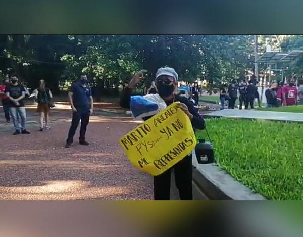 “Accionemos por favor”, el clamor de una mujer de avanzada edad a la ciudadanía durante protesta - Megacadena — Últimas Noticias de Paraguay