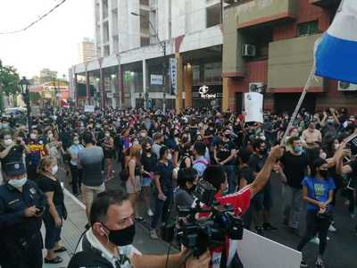 “Ko’ãga reikuaata” congregó a una multitud frente a la ANR y en otros puntos de Asunción - Megacadena — Últimas Noticias de Paraguay