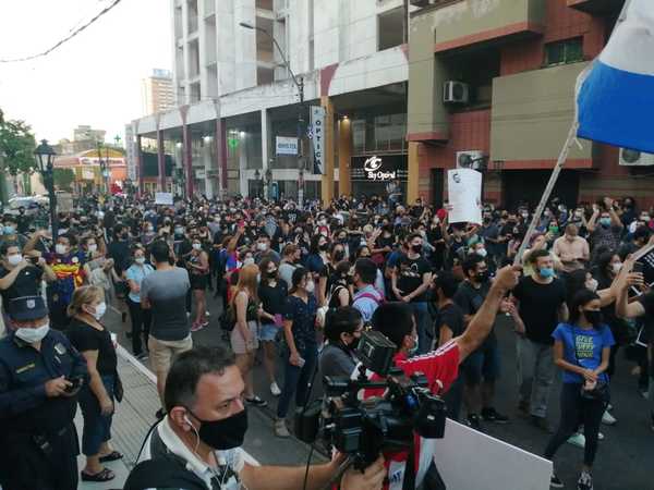 “Ko’ãga reikuaata” congregó a una multitud frente a la ANR y en otros puntos de Asunción - Megacadena — Últimas Noticias de Paraguay