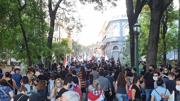 HOY / Ko'ãga reikuaata, protesta ciudadana contra el gobierno de Mario Abdo Benítez