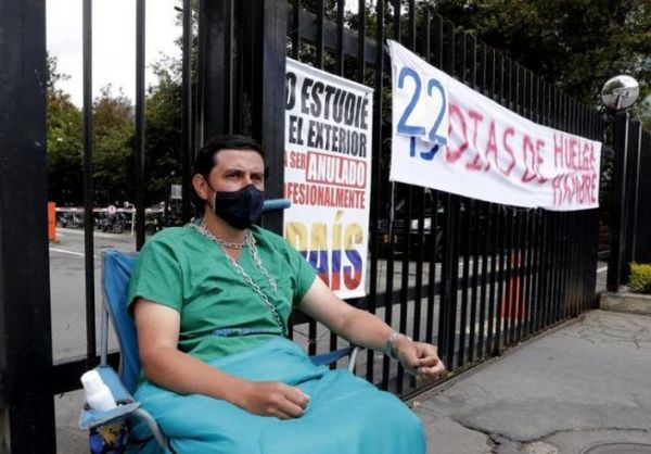 Médico colombiano continúa en huelga de hambre para que le convaliden su título