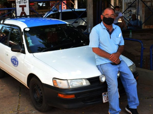 Don Joel pone en venta su taxi para sostener a su hermano en terapia
