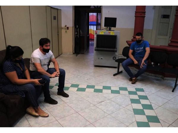 Fiscal imputa a tres policías por extorsión