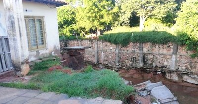 La Nación / “Vivimos con temor a que se caiga la casa”