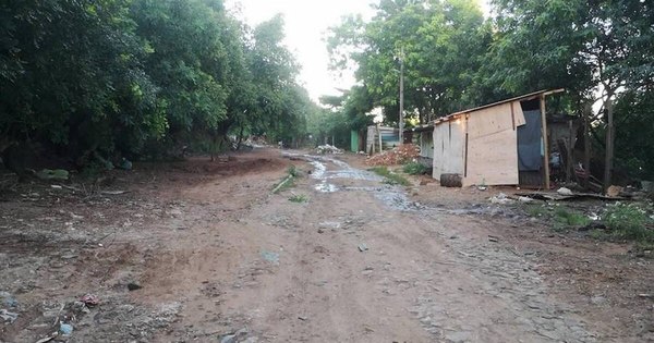 La Nación / Trasladan a familias cerca de cerro Lambaré