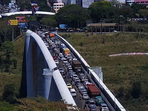 Coordinan ingreso para evitar fila de camiones en el Puente de la Amistad
