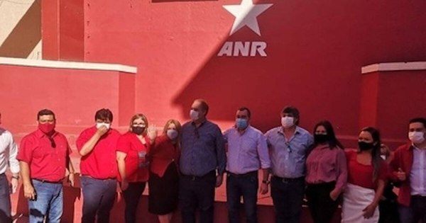La Nación / Intensa jornada de inscripción de precandidaturas en la ANR